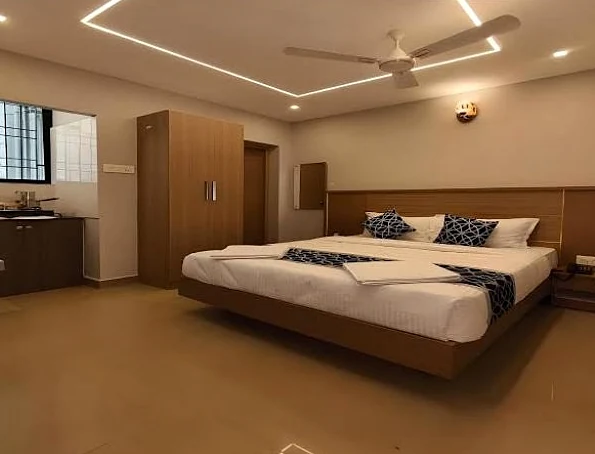 Suite room with a wide bed and a wooden headboard